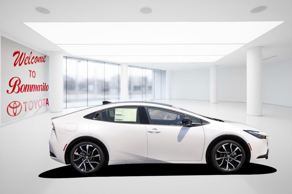 Toyota Prius Plug-In Hybrid Vehicle Full-screen Gallery Image 5