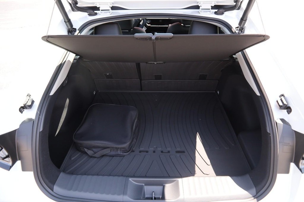 Toyota Prius Plug-In Hybrid Vehicle Full-screen Gallery Image 7