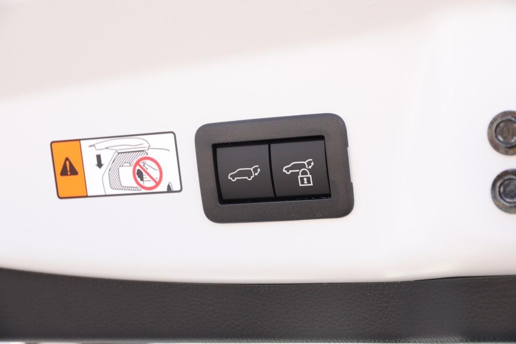 Toyota Prius Plug-In Hybrid Vehicle Full-screen Gallery Image 8