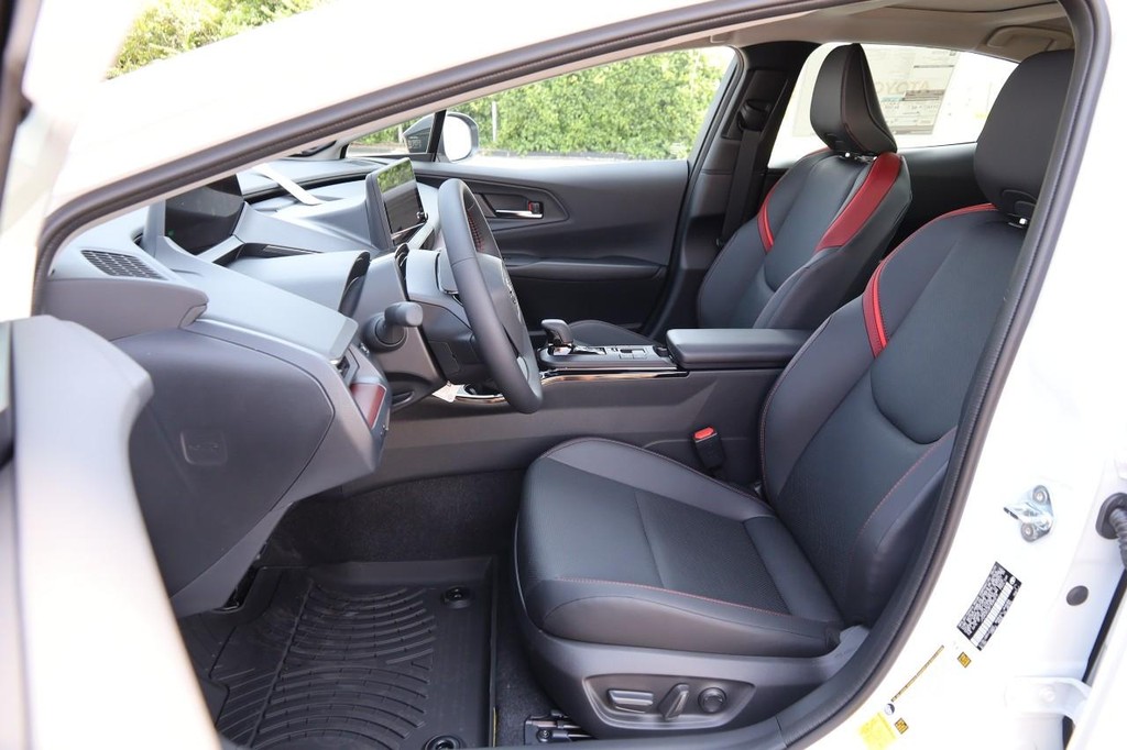 Toyota Prius Plug-In Hybrid Vehicle Full-screen Gallery Image 10