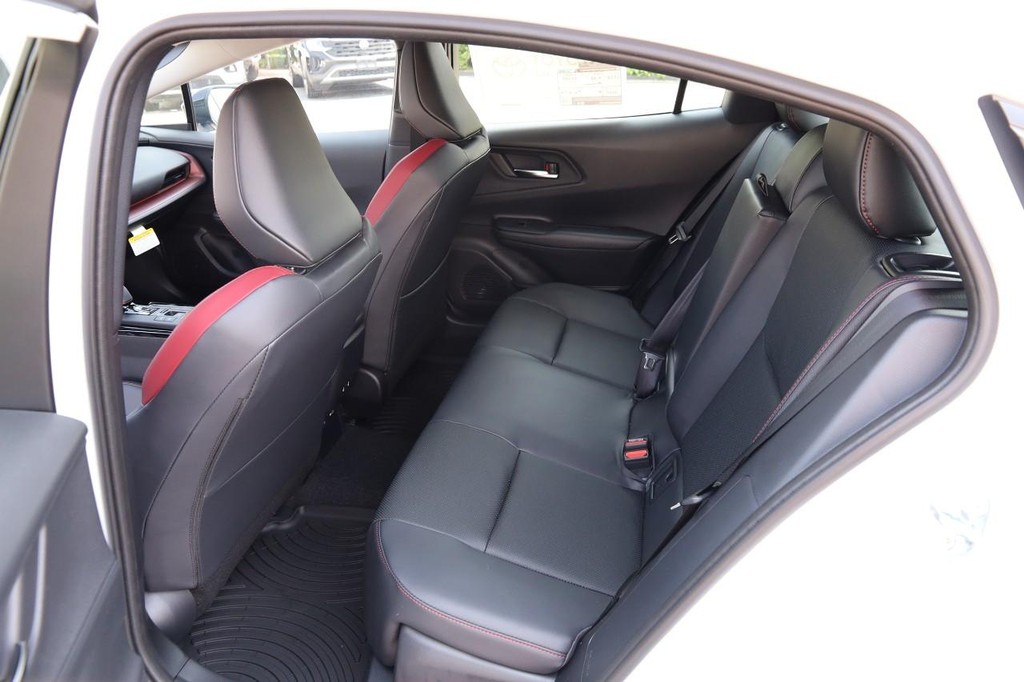 Toyota Prius Plug-In Hybrid Vehicle Full-screen Gallery Image 11