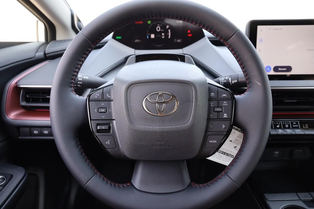 Toyota Prius Plug-In Hybrid Vehicle Full-screen Gallery Image 12