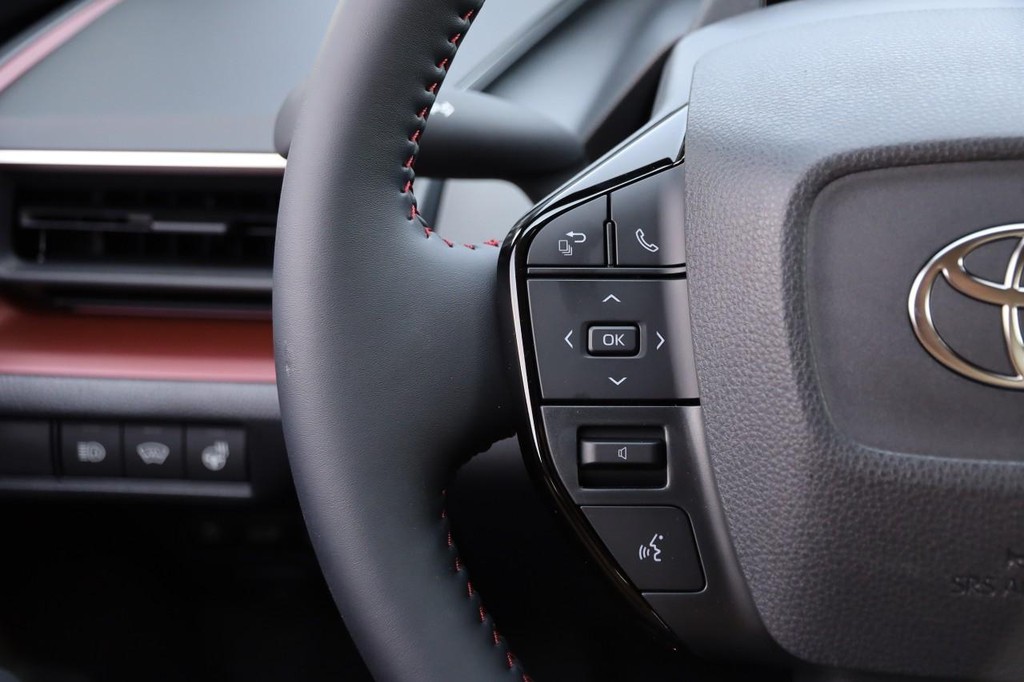 Toyota Prius Plug-In Hybrid Vehicle Full-screen Gallery Image 13