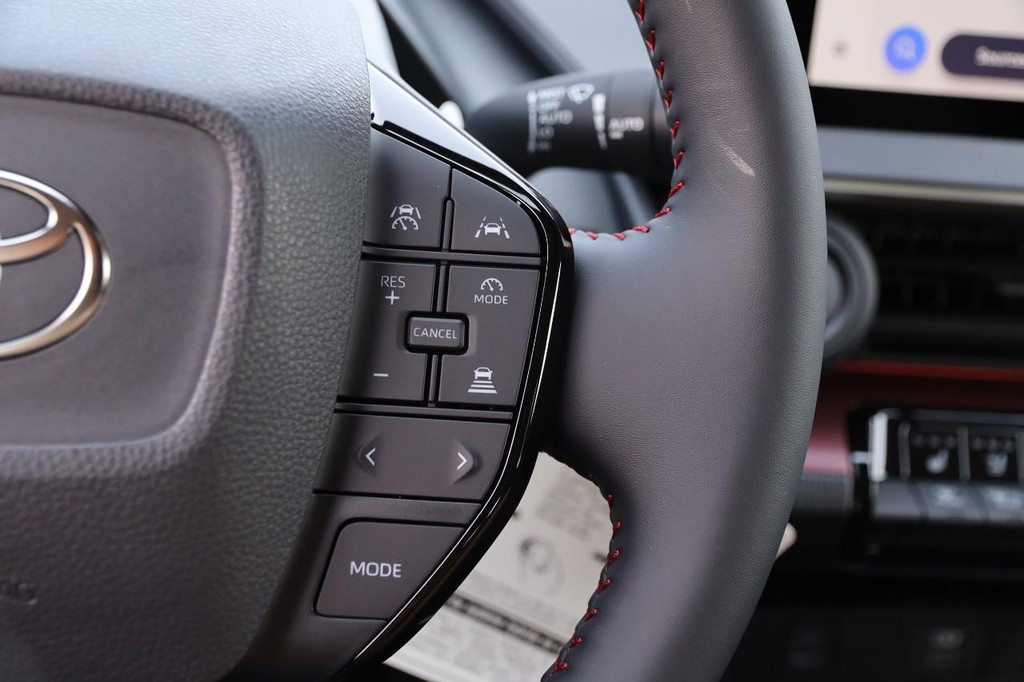 Toyota Prius Plug-In Hybrid Vehicle Full-screen Gallery Image 14
