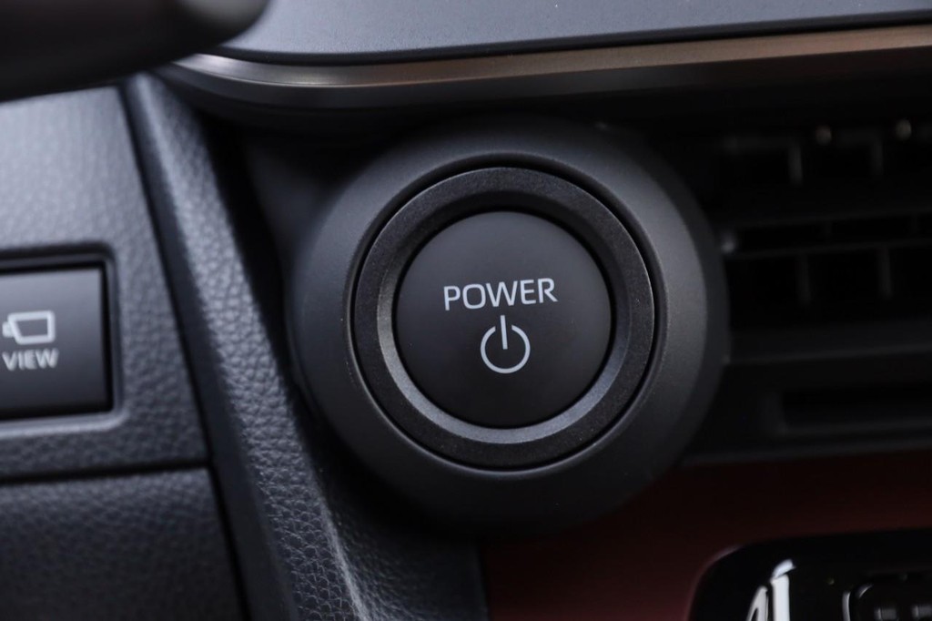 Toyota Prius Plug-In Hybrid Vehicle Full-screen Gallery Image 16