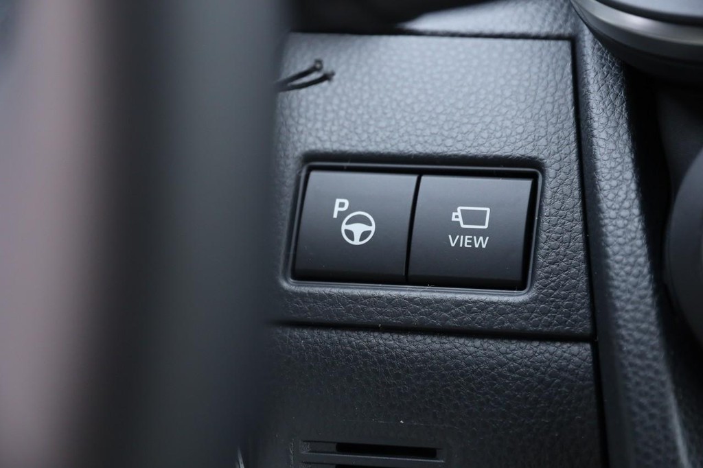 Toyota Prius Plug-In Hybrid Vehicle Full-screen Gallery Image 17