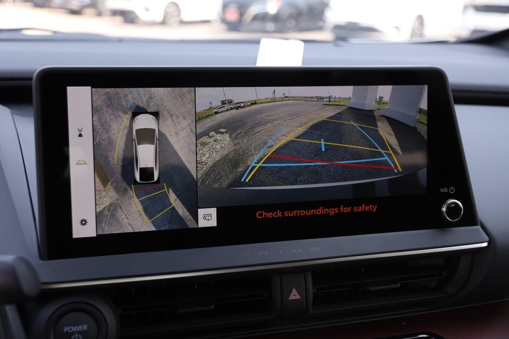 Toyota Prius Plug-In Hybrid Vehicle Full-screen Gallery Image 19