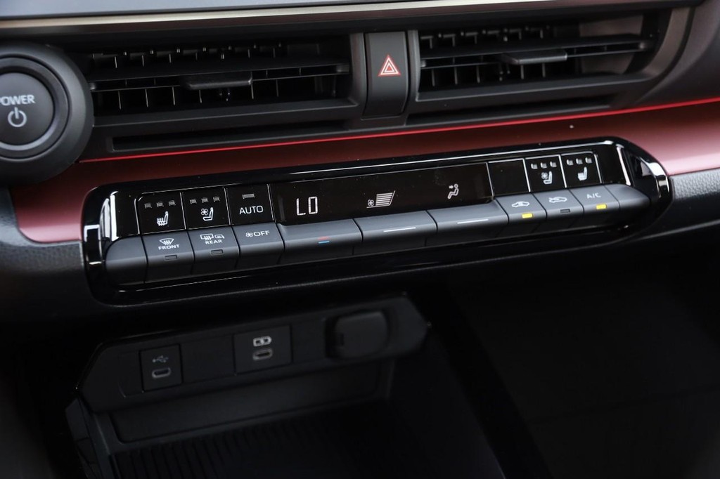 Toyota Prius Plug-In Hybrid Vehicle Full-screen Gallery Image 20