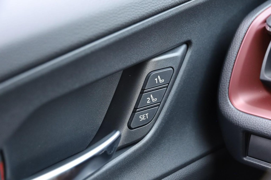 Toyota Prius Plug-In Hybrid Vehicle Full-screen Gallery Image 24