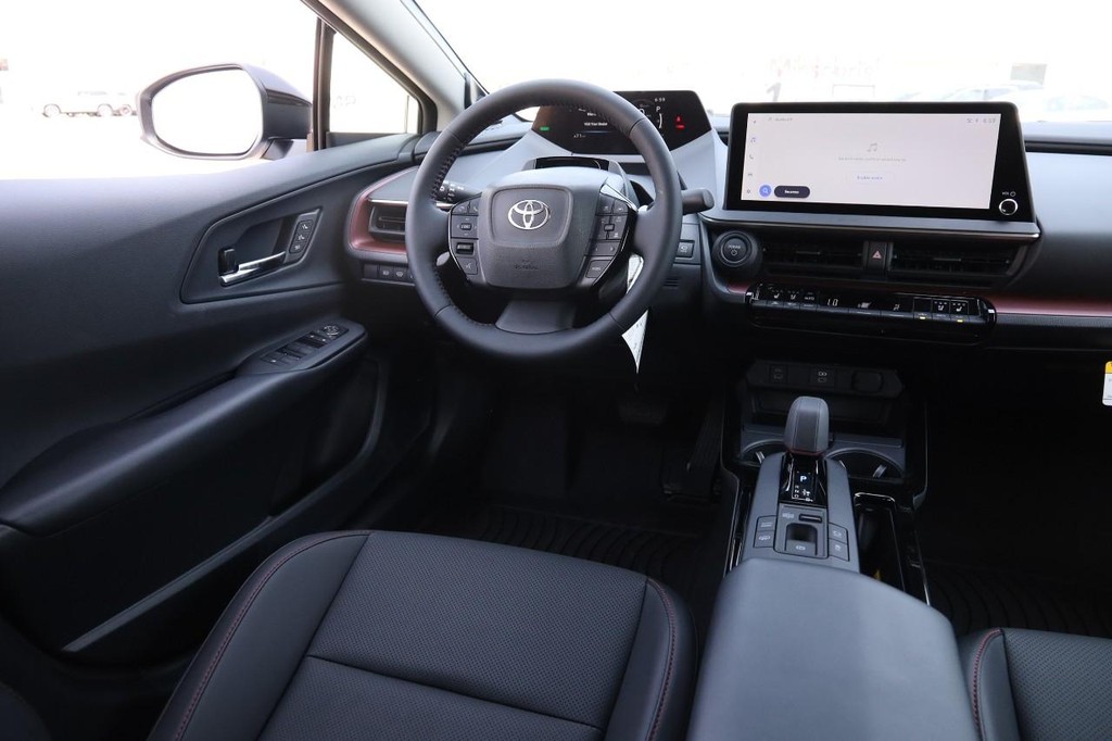 Toyota Prius Plug-In Hybrid Vehicle Full-screen Gallery Image 26