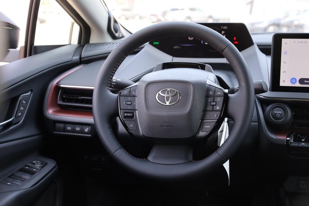 Toyota Prius Plug-In Hybrid Vehicle Full-screen Gallery Image 27