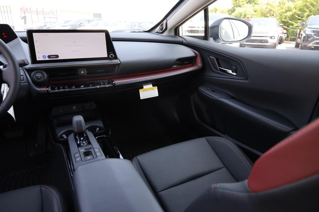 Toyota Prius Plug-In Hybrid Vehicle Full-screen Gallery Image 29