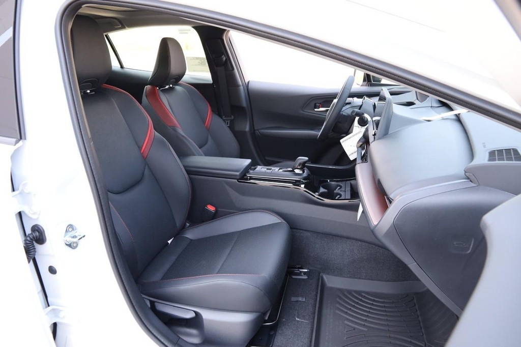 Toyota Prius Plug-In Hybrid Vehicle Full-screen Gallery Image 30