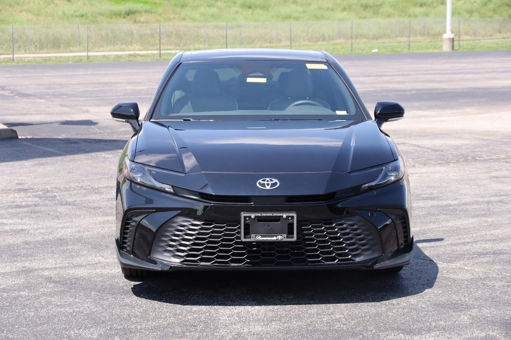 Toyota Camry Vehicle Full-screen Gallery Image 4