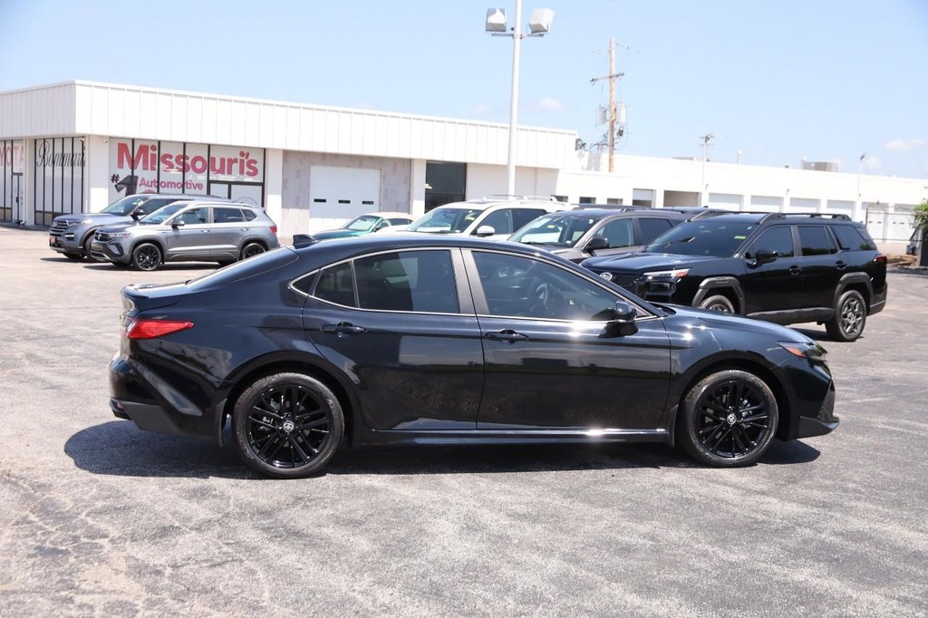 Toyota Camry Vehicle Full-screen Gallery Image 5
