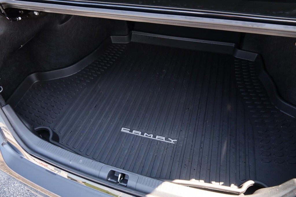 Toyota Camry Vehicle Full-screen Gallery Image 7