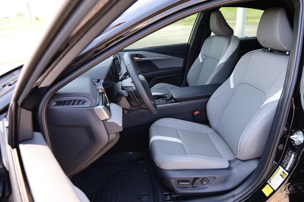 Toyota Camry Vehicle Full-screen Gallery Image 8