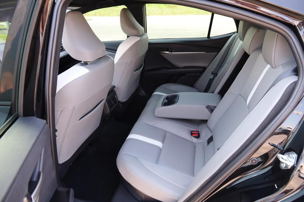 Toyota Camry Vehicle Full-screen Gallery Image 9