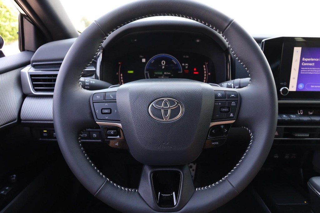 Toyota Camry Vehicle Full-screen Gallery Image 10