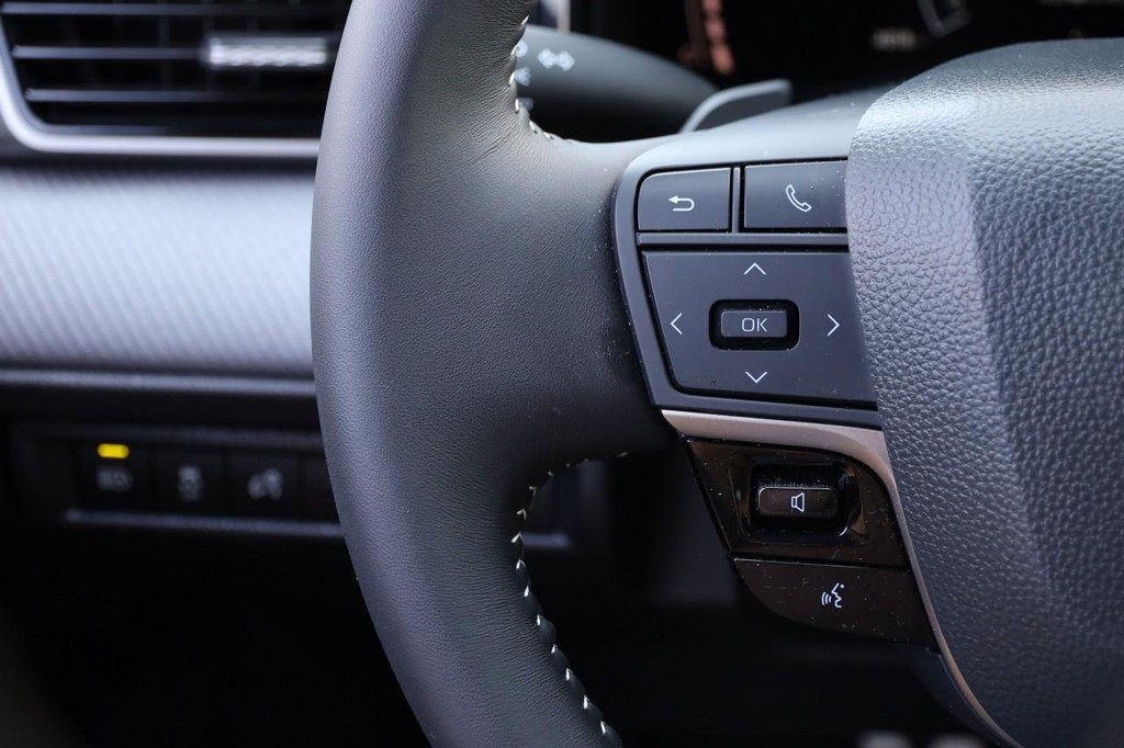 Toyota Camry Vehicle Full-screen Gallery Image 11