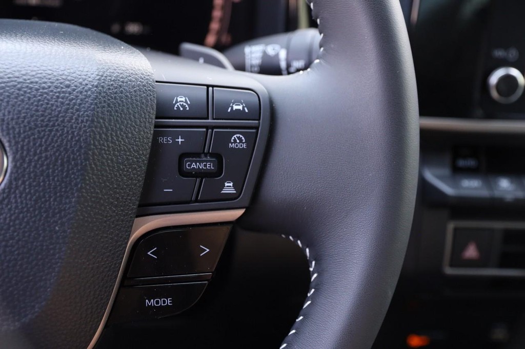 Toyota Camry Vehicle Full-screen Gallery Image 12