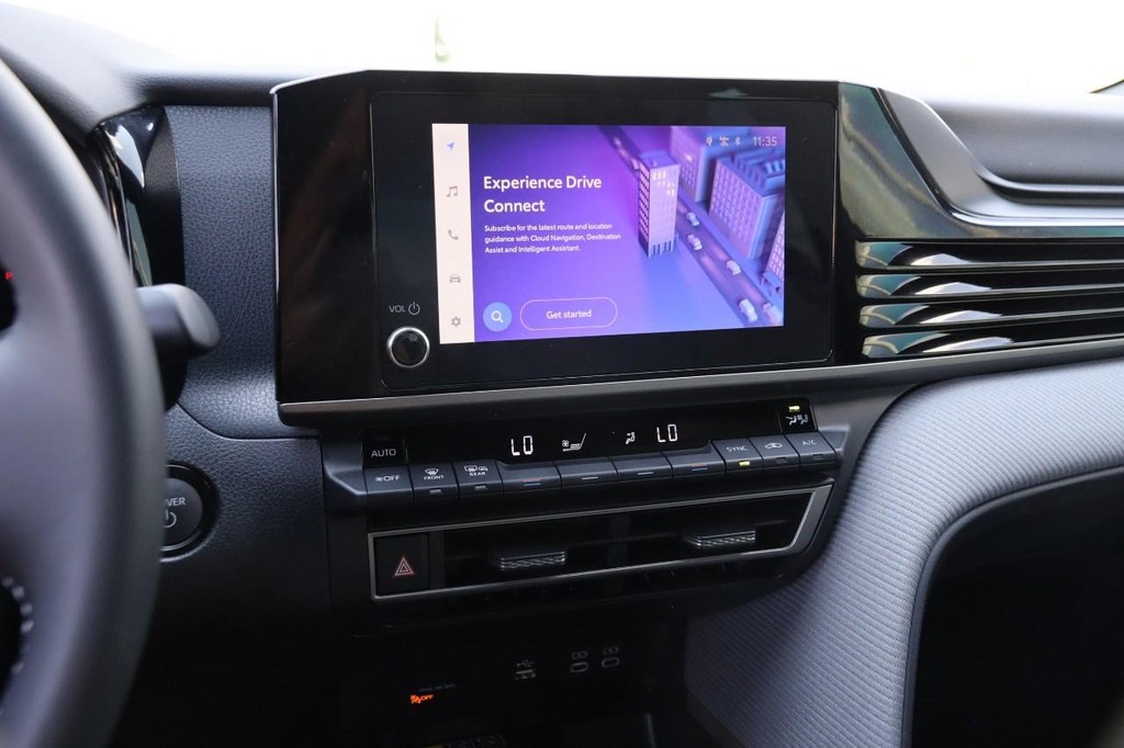 Toyota Camry Vehicle Full-screen Gallery Image 15