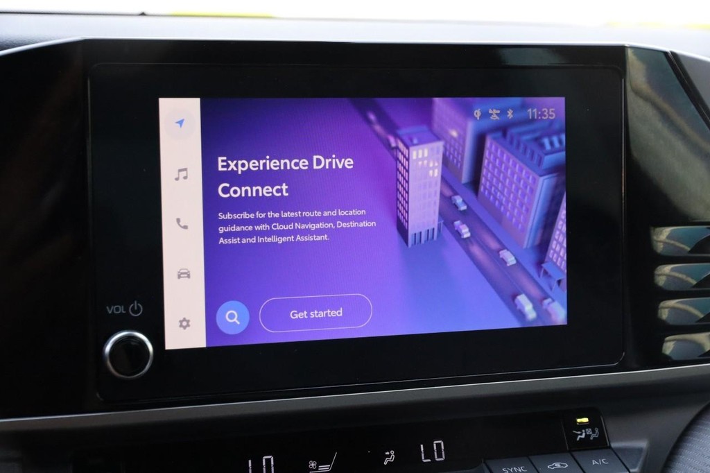 Toyota Camry Vehicle Full-screen Gallery Image 16
