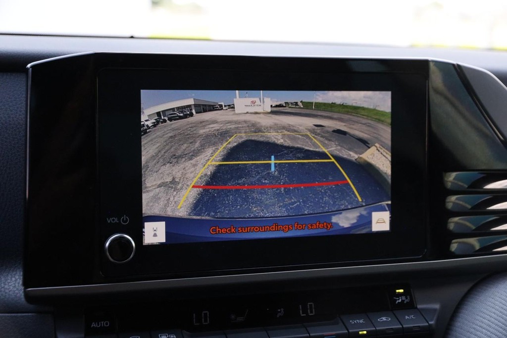 Toyota Camry Vehicle Full-screen Gallery Image 17