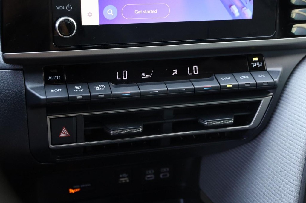 Toyota Camry Vehicle Full-screen Gallery Image 18