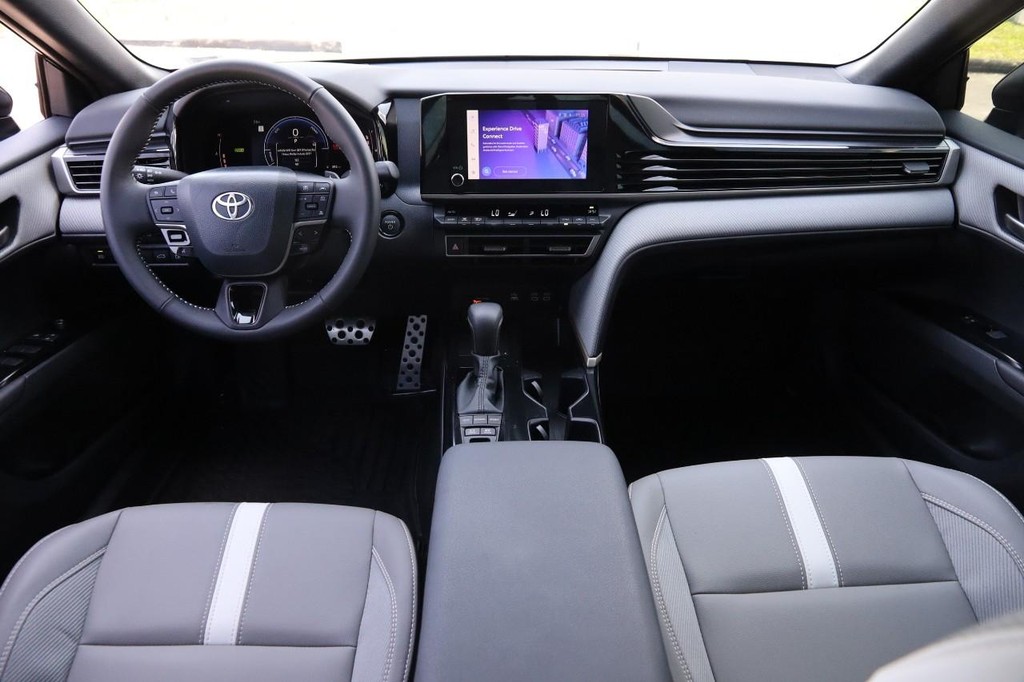 Toyota Camry Vehicle Full-screen Gallery Image 21
