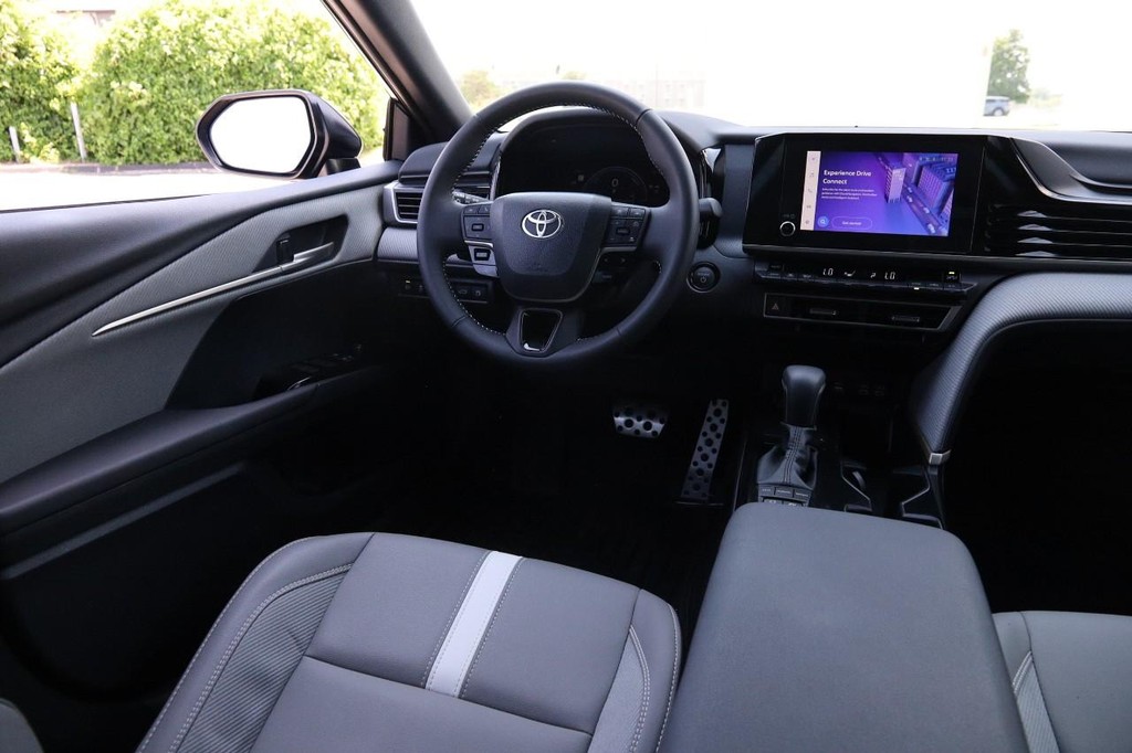 Toyota Camry Vehicle Full-screen Gallery Image 22