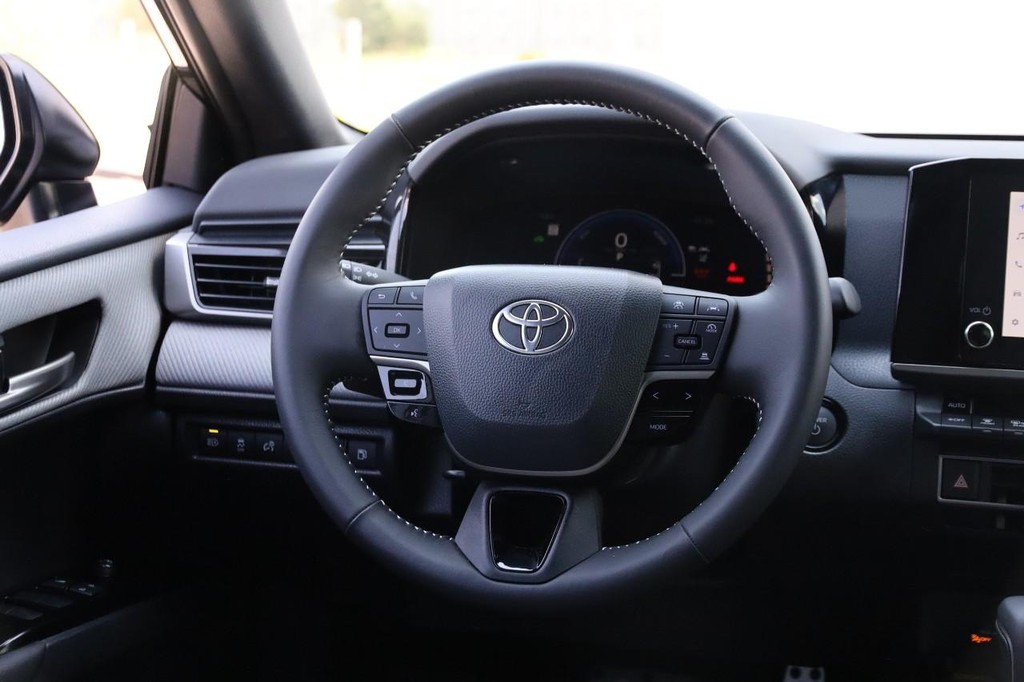 Toyota Camry Vehicle Full-screen Gallery Image 23