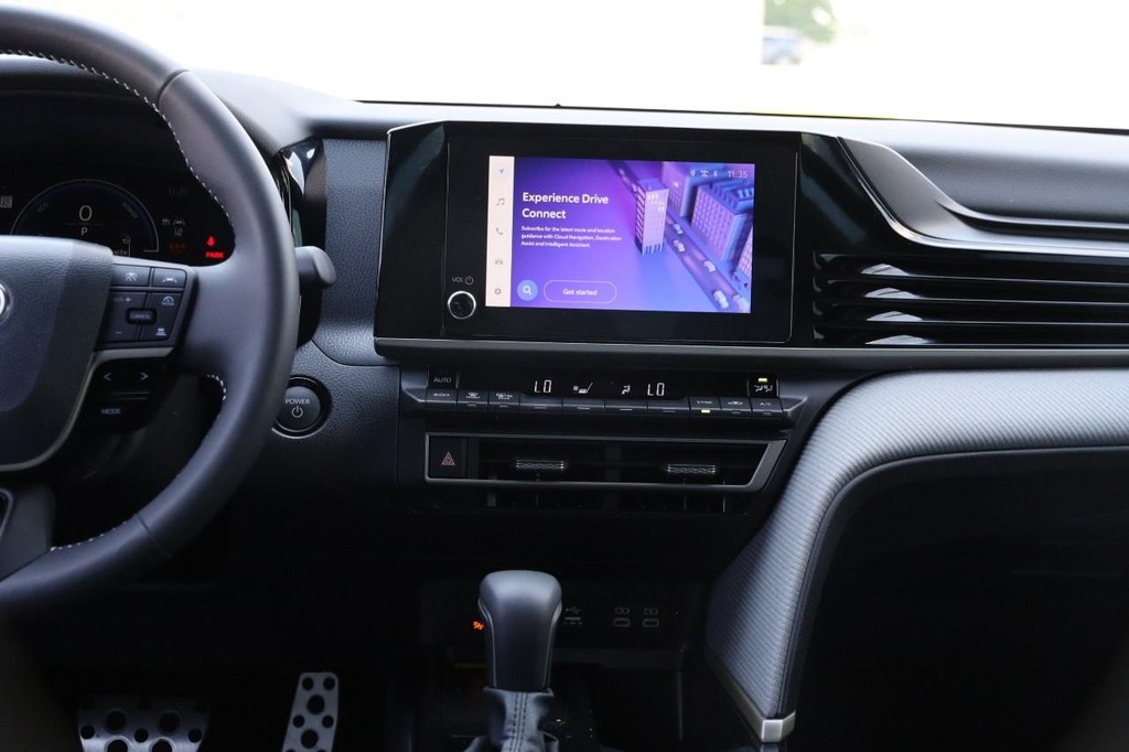 Toyota Camry Vehicle Full-screen Gallery Image 24