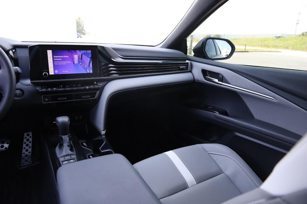 Toyota Camry Vehicle Full-screen Gallery Image 25
