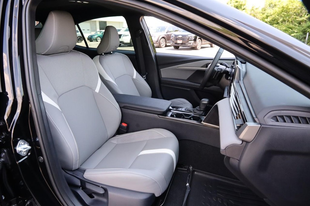 Toyota Camry Vehicle Full-screen Gallery Image 26