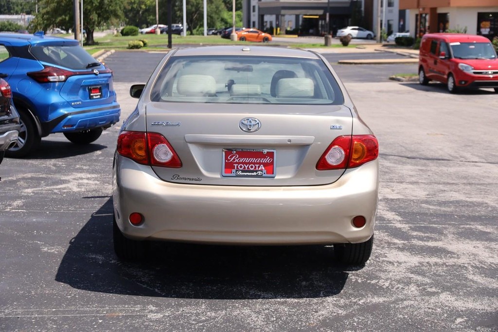 Toyota Corolla Vehicle Full-screen Gallery Image 6