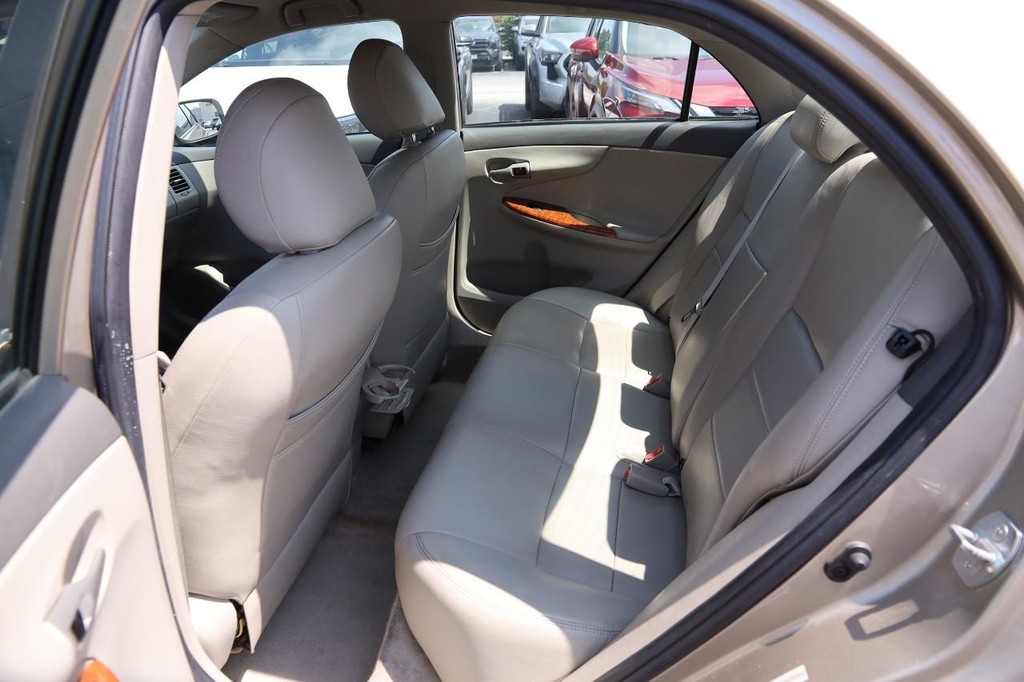 Toyota Corolla Vehicle Full-screen Gallery Image 8