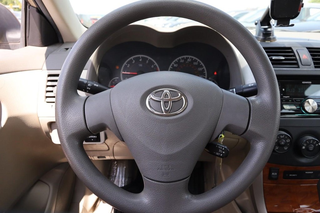 Toyota Corolla Vehicle Full-screen Gallery Image 10