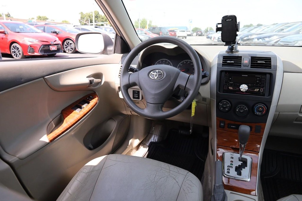 Toyota Corolla Vehicle Full-screen Gallery Image 17