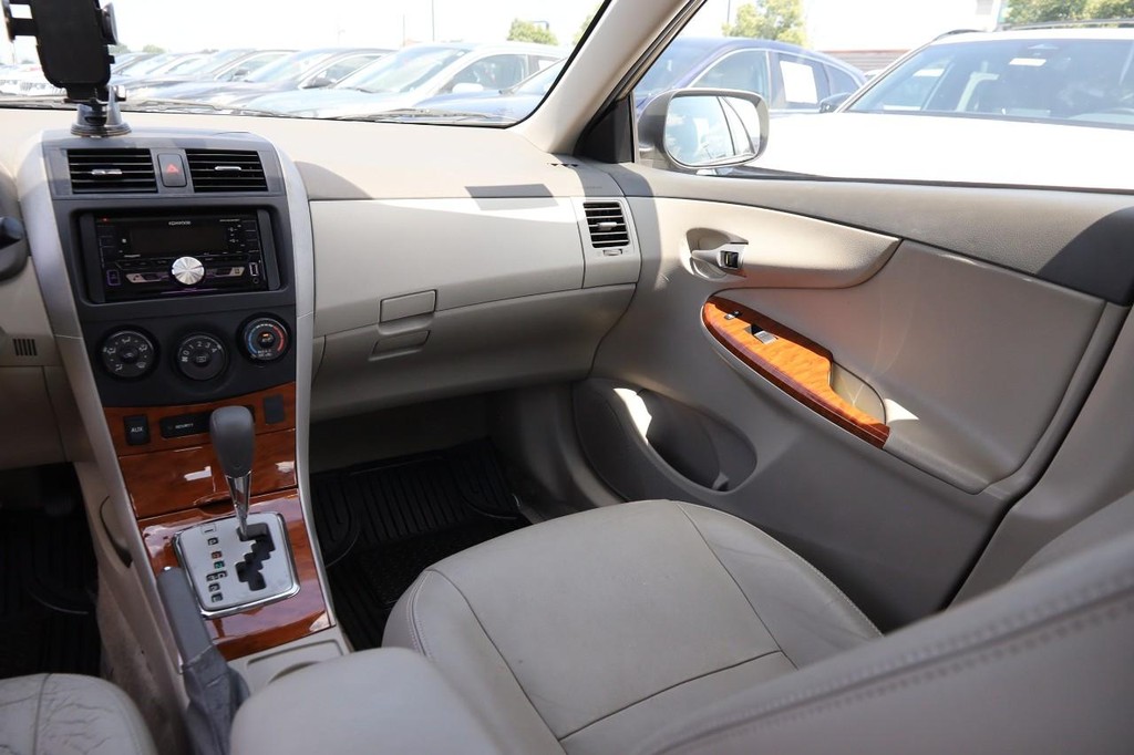 Toyota Corolla Vehicle Full-screen Gallery Image 20