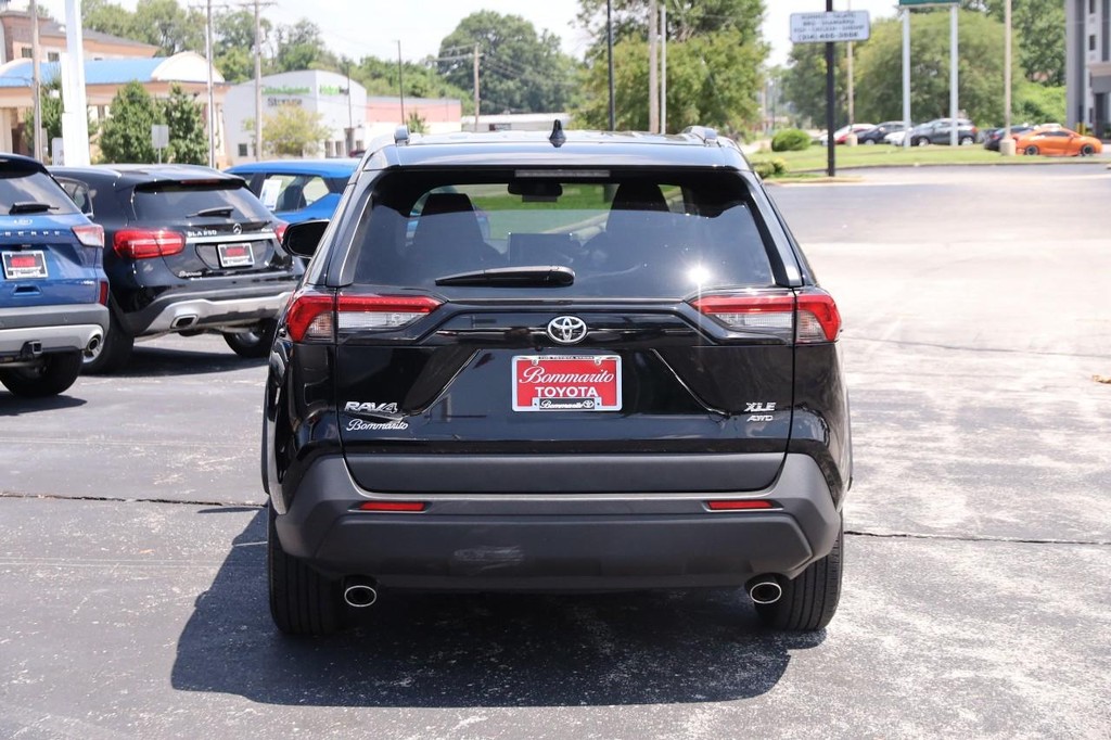 Toyota RAV4 Vehicle Full-screen Gallery Image 6