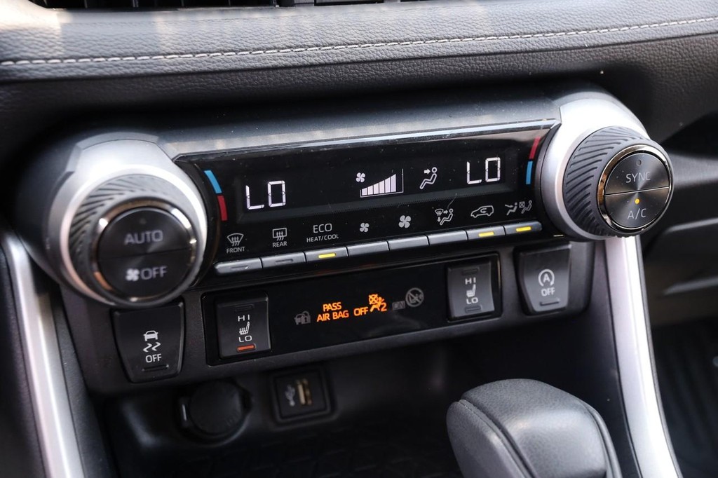 Toyota RAV4 Vehicle Full-screen Gallery Image 15