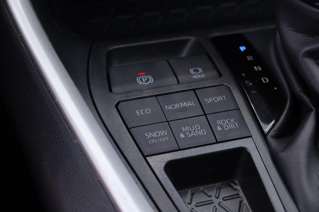 Toyota RAV4 Vehicle Full-screen Gallery Image 16