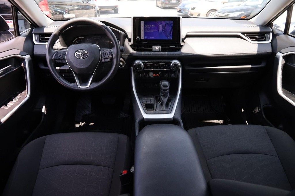 Toyota RAV4 Vehicle Full-screen Gallery Image 18