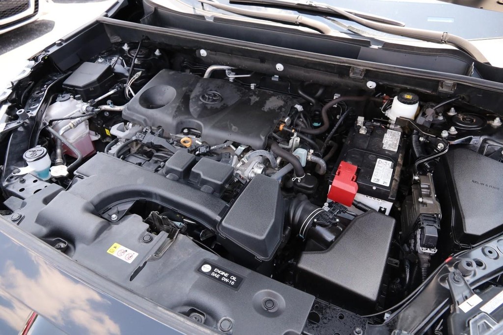 Toyota RAV4 Vehicle Full-screen Gallery Image 24