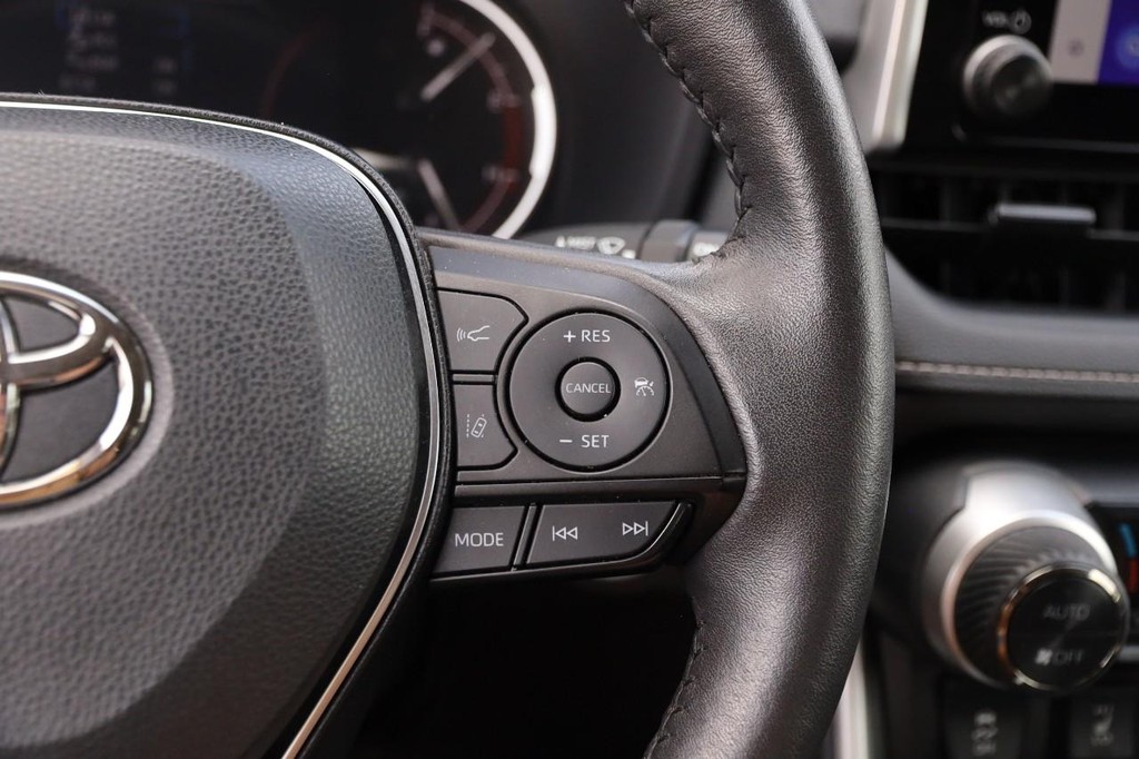 Toyota RAV4 Vehicle Full-screen Gallery Image 13