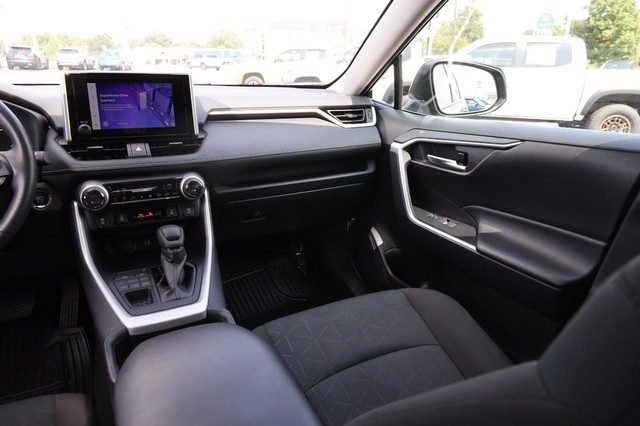 Toyota RAV4 Vehicle Image 24