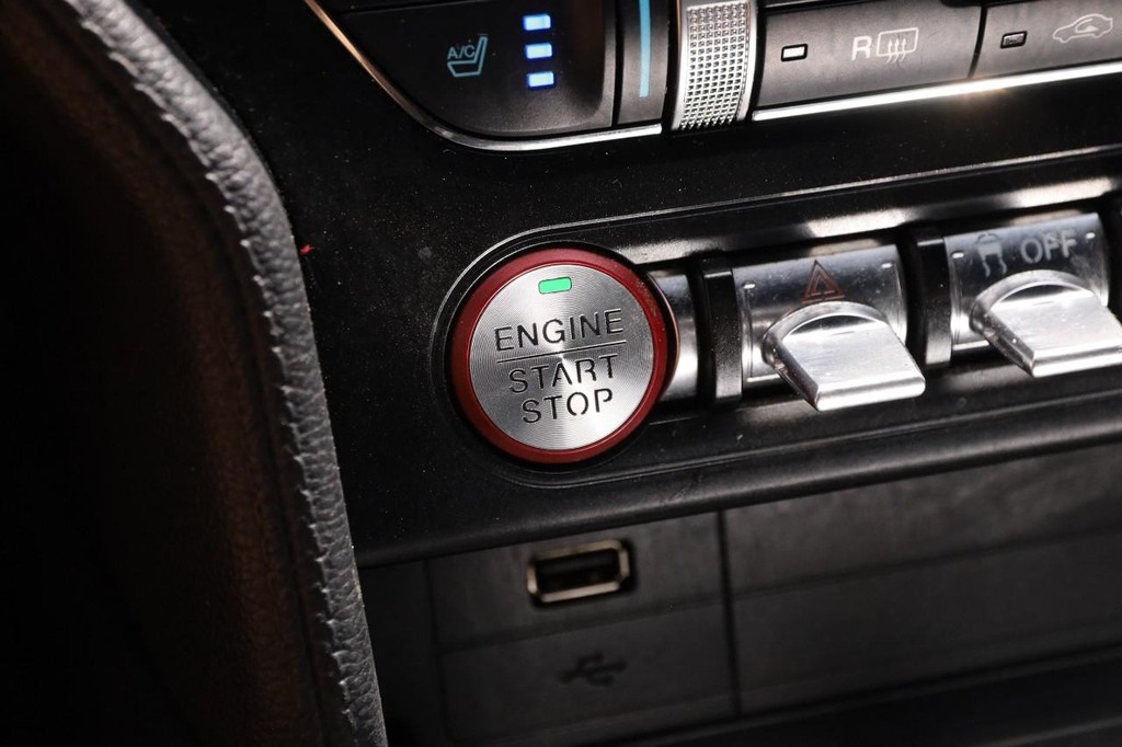 Ford Mustang Vehicle Full-screen Gallery Image 14