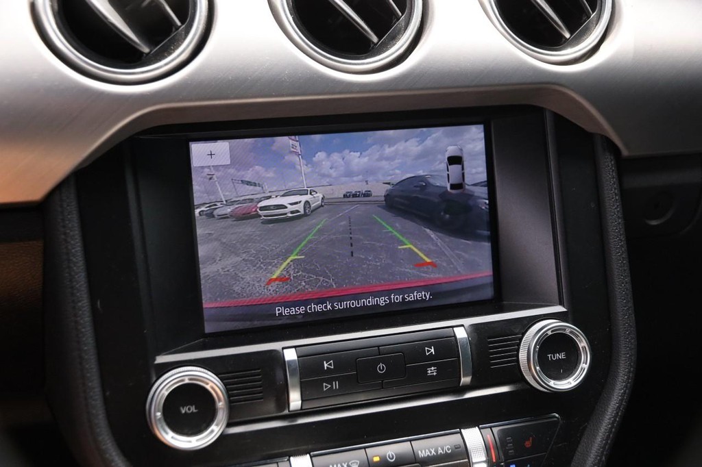 Ford Mustang Vehicle Full-screen Gallery Image 17