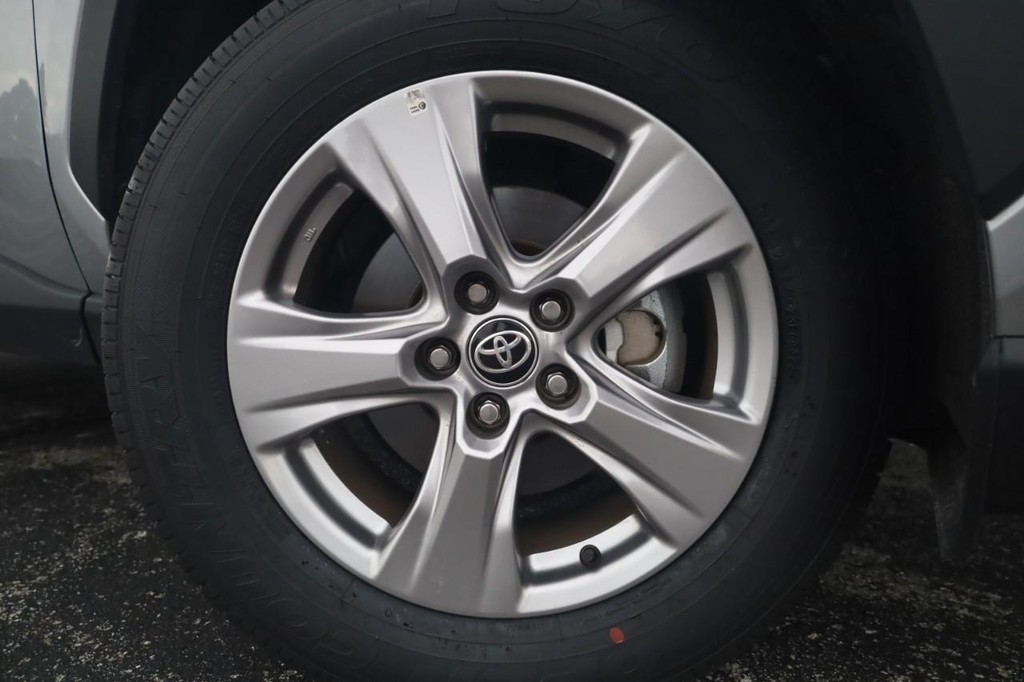 Toyota RAV4 Vehicle Full-screen Gallery Image 2